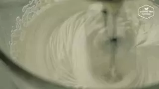 草莓霸占螢幕!這款超受追捧的網紅奶油三明治,到底多少好吃?