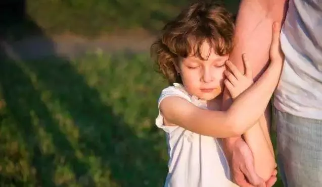 孩子第一天上幼稚園, 爸爸給奶奶打電話大哭,媽媽心疼又好笑