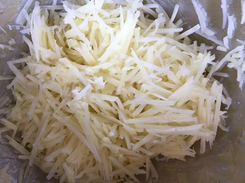 這麼做土豆上桌瞬間被搶光---土豆絲餅