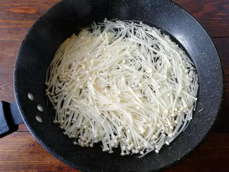 金針菇嚼不爛不好消化?金針菇不一樣做法,這樣做營養吸收好