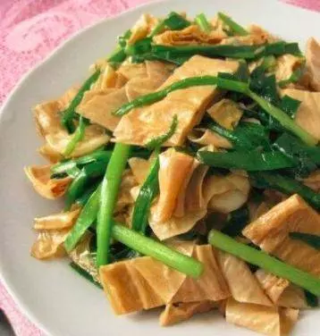 快速泡發腐竹有妙招,鮮嫩有韌性!腐竹的這4種做法簡單又美味!