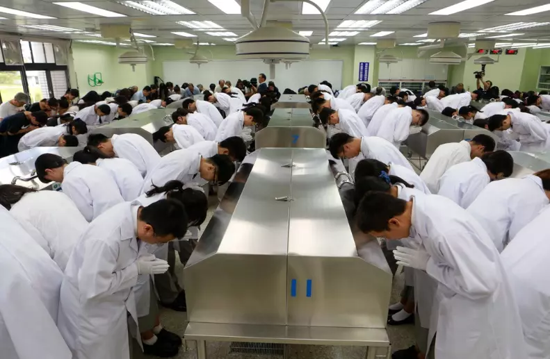 門口站一排人淋雨鞠躬「12位大體老師」無私奉獻 慈濟大學醫學生不捨:也許是最後一次見面