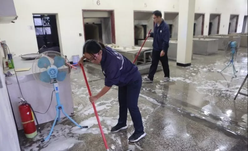 門口站一排人淋雨鞠躬「12位大體老師」無私奉獻 慈濟大學醫學生不捨:也許是最後一次見面