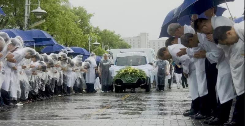 門口站一排人淋雨鞠躬「12位大體老師」無私奉獻 慈濟大學醫學生不捨:也許是最後一次見面