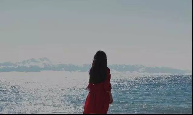 妹妹來家~丈夫讓我陪她睡次臥,深夜聽見丈夫尖叫,推開門我慌了