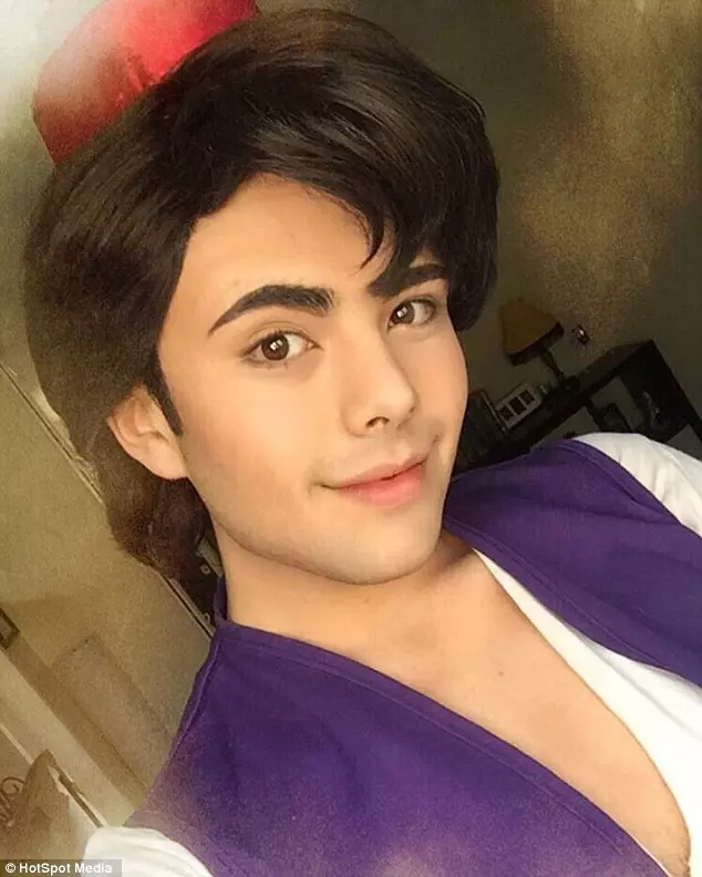 他完美cosplay成11位迪士尼公主 卸妝後「超帥氣的樣子」網友直接暴動❤