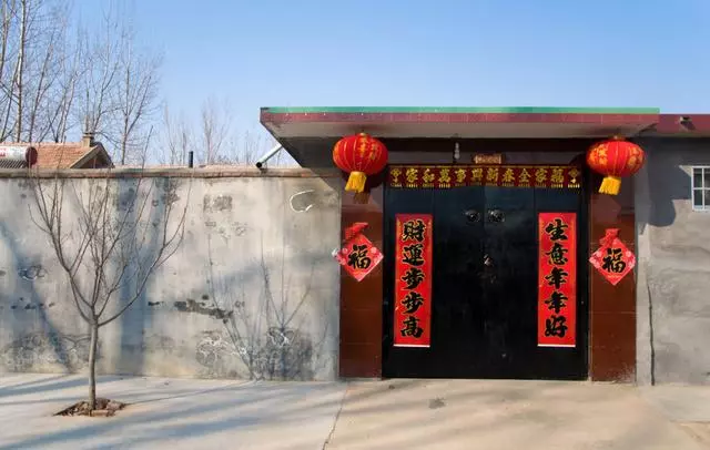 去城裡伺候女兒月子,生氣回家,回來才知:親家就是親