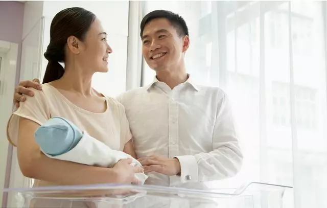 去城裡伺候女兒月子,生氣回家,回來才知:親家就是親