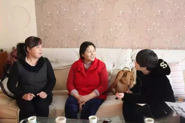 去城裡伺候女兒月子,生氣回家,回來才知:親家就是親