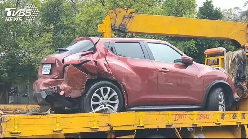 國道連環撞!5小車1遊覽車 兩度事故5傷