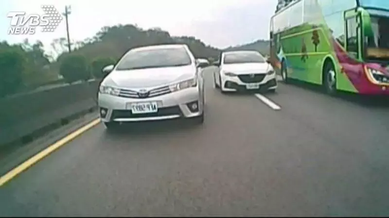 國道連環撞!5小車1遊覽車 兩度事故5傷