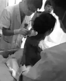 正妹吃火鍋被服務生用「99度開水」往頭淋下去,只因她「奧客行為」突破服務生的理智線...!