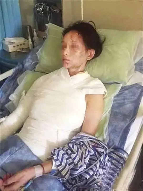 正妹吃火鍋被服務生用「99度開水」往頭淋下去,只因她「奧客行為」突破服務生的理智線...!
