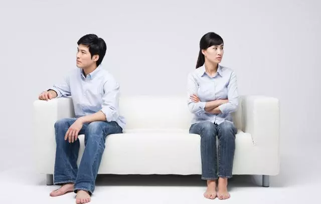 給「嫂娘」治病欠錢,惹老婆生氣,嫂子臨終說家裡有個包裹