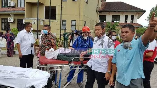 【發生在新山】 緊急狀態! 師生接連暈倒 至少7人送院急救