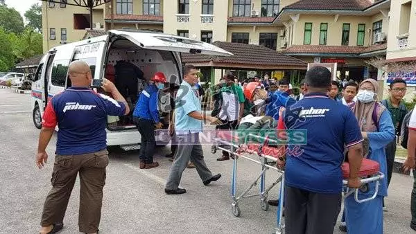 【發生在新山】 緊急狀態! 師生接連暈倒 至少7人送院急救