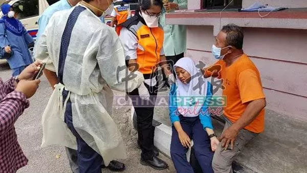 【發生在新山】 緊急狀態! 師生接連暈倒 至少7人送院急救