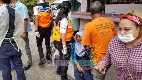【發生在新山】 緊急狀態! 師生接連暈倒 至少7人送院急救