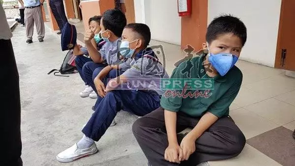 【發生在新山】 緊急狀態! 師生接連暈倒 至少7人送院急救