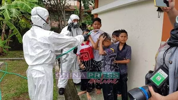 【發生在新山】 緊急狀態! 師生接連暈倒 至少7人送院急救