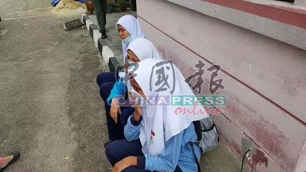 【發生在新山】 緊急狀態! 師生接連暈倒 至少7人送院急救