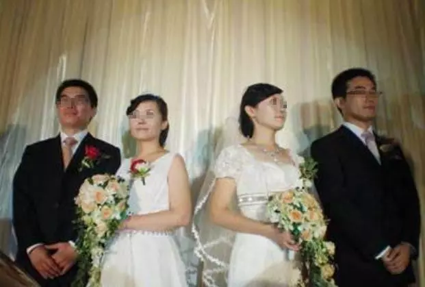 我和小姑子同天結婚,婚禮上婆婆塞錯紅包,回家打開我眼淚直流