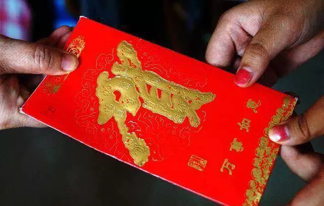 我和小姑子同天結婚,婚禮上婆婆塞錯紅包,回家打開我眼淚直流