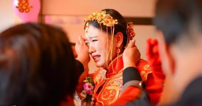我和小姑子同天結婚,婚禮上婆婆塞錯紅包,回家打開我眼淚直流