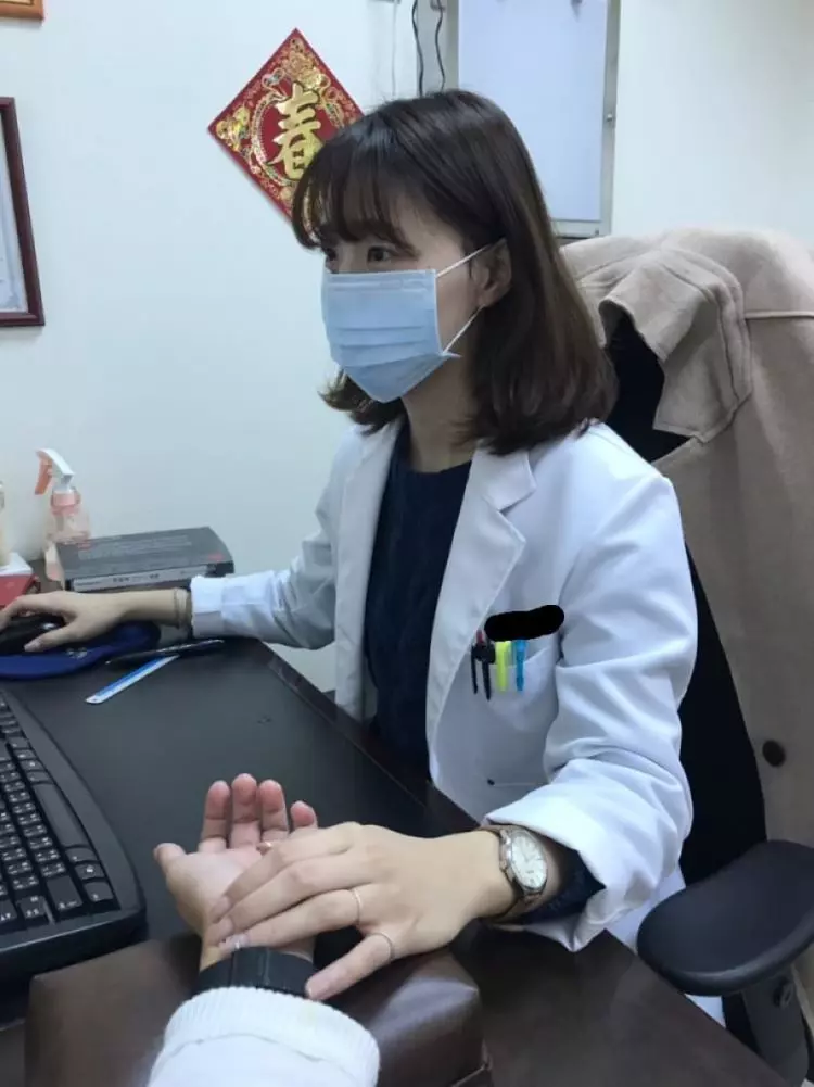 去看診中醫竟是大正妹!「白嫩手幫把脈」他害羞偷拍 拿下口罩… 網暴動