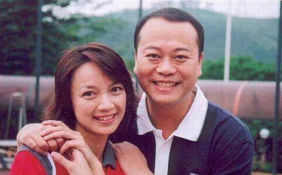 他與女友相愛21年,婚後才知老婆身價700億,入贅當上門女婿,現幸福美滿!