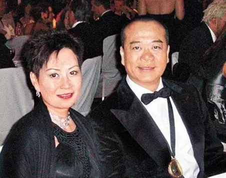 他與女友相愛21年,婚後才知老婆身價700億,入贅當上門女婿,現幸福美滿!