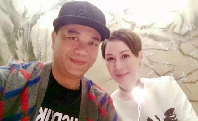 他與女友相愛21年,婚後才知老婆身價700億,入贅當上門女婿,現幸福美滿!