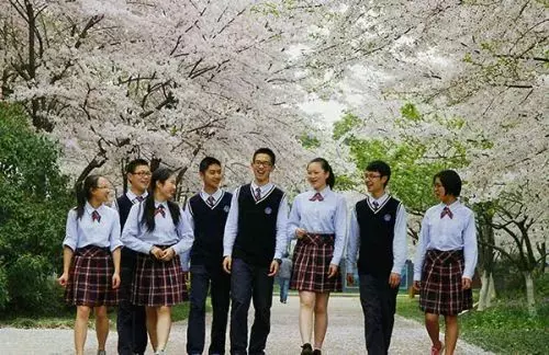 相信各位都穿過校服,那麼在全世界范圍,現在大家都穿怎樣的校服,顏值如何?下面是部分的情況: