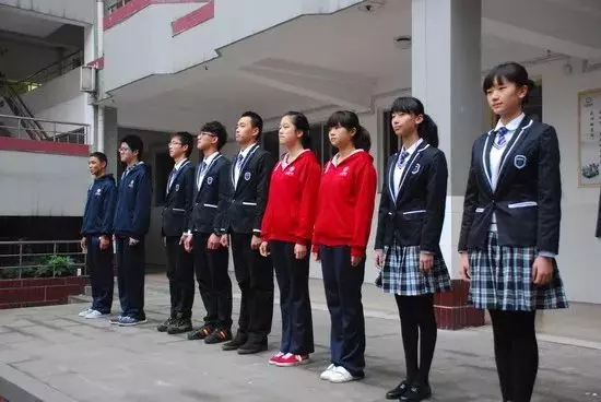 相信各位都穿過校服,那麼在全世界范圍,現在大家都穿怎樣的校服,顏值如何?下面是部分的情況: