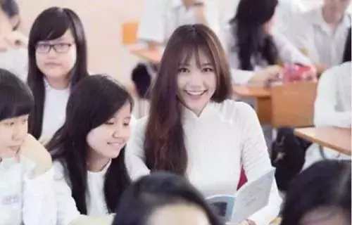 相信各位都穿過校服,那麼在全世界范圍,現在大家都穿怎樣的校服,顏值如何?下面是部分的情況: