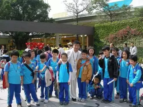 相信各位都穿過校服,那麼在全世界范圍,現在大家都穿怎樣的校服,顏值如何?下面是部分的情況: