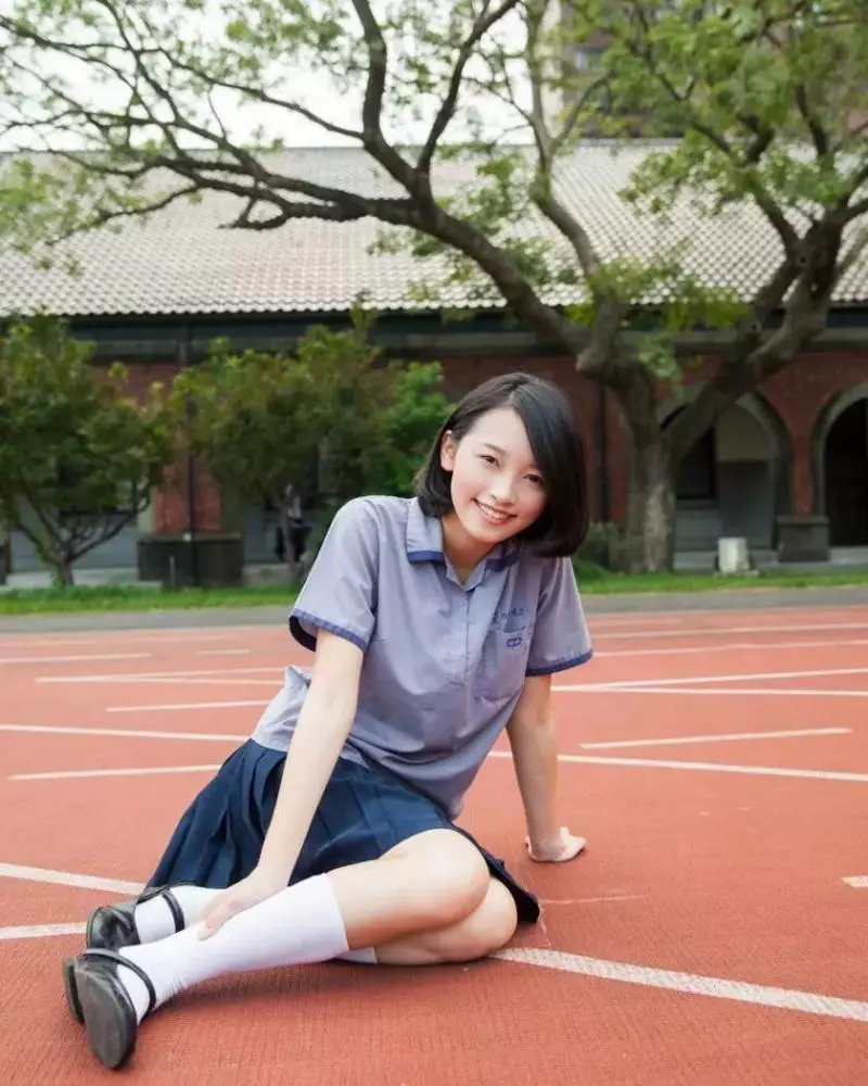 相信各位都穿過校服,那麼在全世界范圍,現在大家都穿怎樣的校服,顏值如何?下面是部分的情況:
