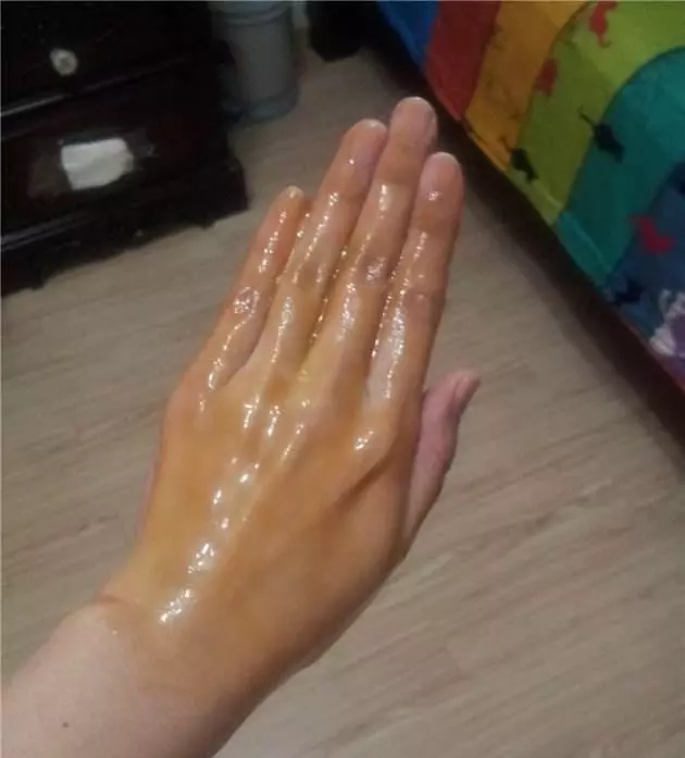 女人手曬黑不要慌,睡前去廚房抹點便宜小物,三天變回白嫩小手!