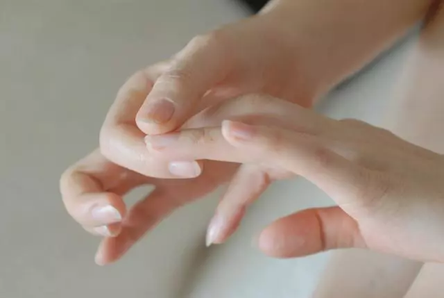 女人手曬黑不要慌,睡前去廚房抹點便宜小物,三天變回白嫩小手!