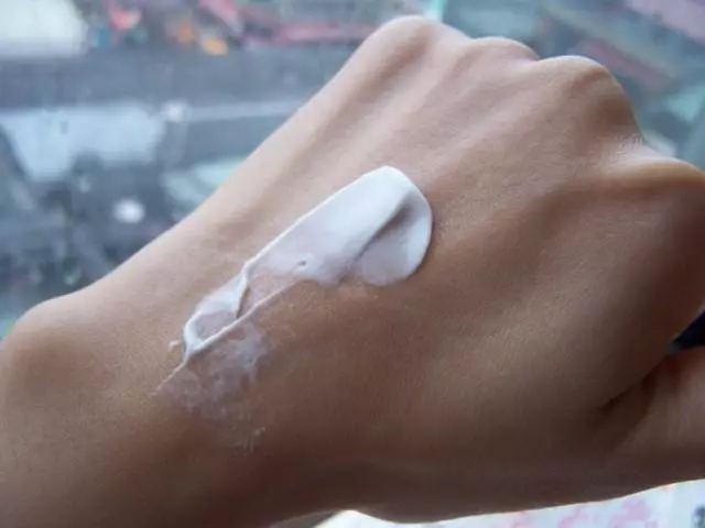 女人手曬黑不要慌,睡前去廚房抹點便宜小物,三天變回白嫩小手!