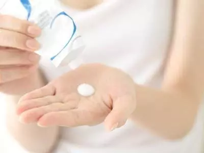 女人手曬黑不要慌,睡前去廚房抹點便宜小物,三天變回白嫩小手!