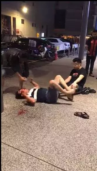 《內附視頻》華裔男子夜店尋歡後全身抽搐臥倒在地~咬斷舌頭