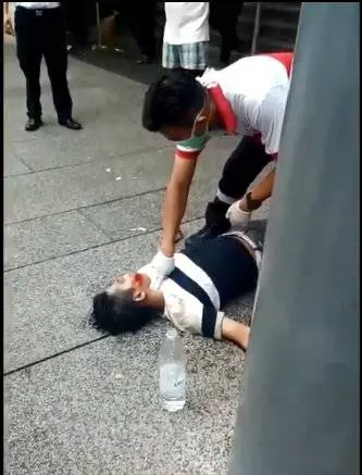 《內附視頻》華裔男子夜店尋歡後全身抽搐臥倒在地~咬斷舌頭