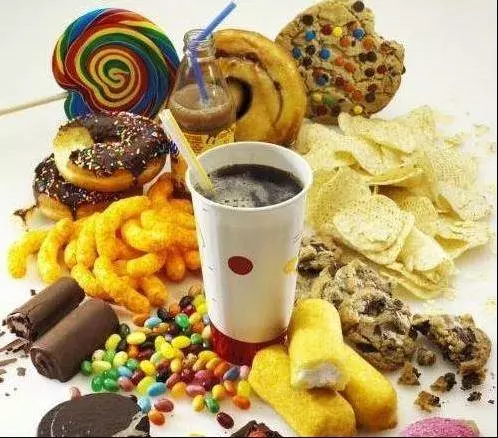 5歲女童罹患肝癌,醫生警告:這9種零食,恐把癌症吃進肚,別再給孩子亂吃。