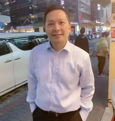 還記得TVB版少年張無忌嗎?息影做保險業,現又成為車仔面老闆!