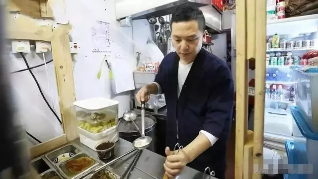 還記得TVB版少年張無忌嗎?息影做保險業,現又成為車仔面老闆!