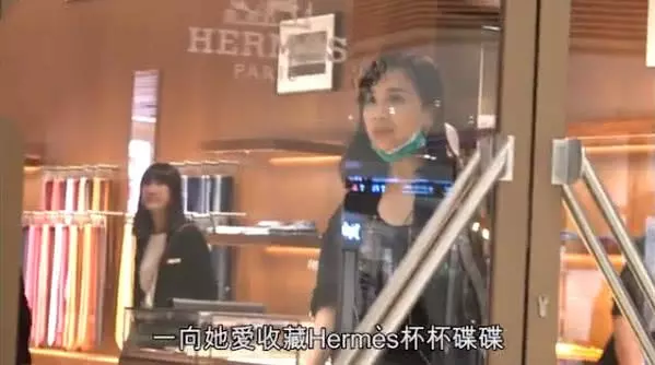 前TVB花旦一身樸素打扮逛名店,自提戰利品毫無明星架子!