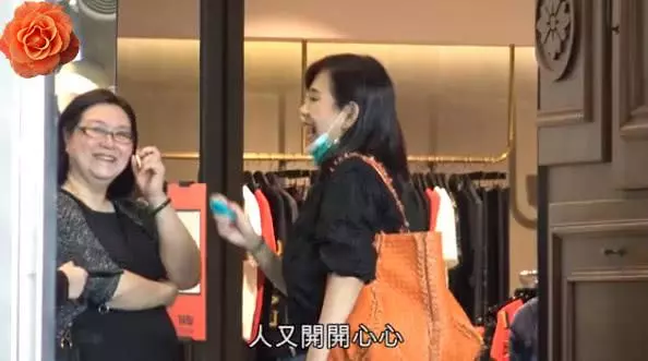 前TVB花旦一身樸素打扮逛名店,自提戰利品毫無明星架子!