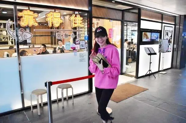 前TVB花旦一身樸素打扮逛名店,自提戰利品毫無明星架子!