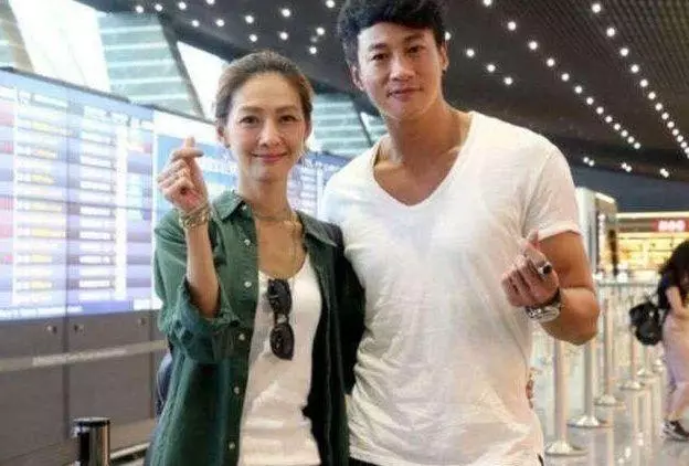 何潤東結婚3年從不曬老婆,看了他老婆的照片後,網友:用心良苦